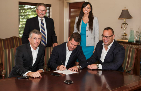 Paul Wieck, President and CEO of Western Express signs contract for 1,600 EpicVue systems between Robert Stachura, COO (left) and Geoff Grenier, SVP Operations of Western Express while Ralph Head (standing) and Amanda Ah Sue  of EpicVue look on.
