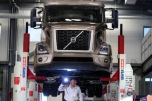 Volvo Trucks Introduces Volvo Blue Contract Service Offering to Enhance Uptime