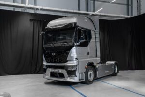 World premiere of the QUANTRON QHM FCEV AERO hydrogen-electric heavy-duty truck