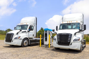 Daimler Truck North America and Daimler Truck Financial Services Collaborate with Salem Carriers and Electrada for a New Logistics Electrification Solution